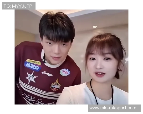 杨瀚森与女友约会被翻译哥打扰网友调侃成电灯泡真搞笑