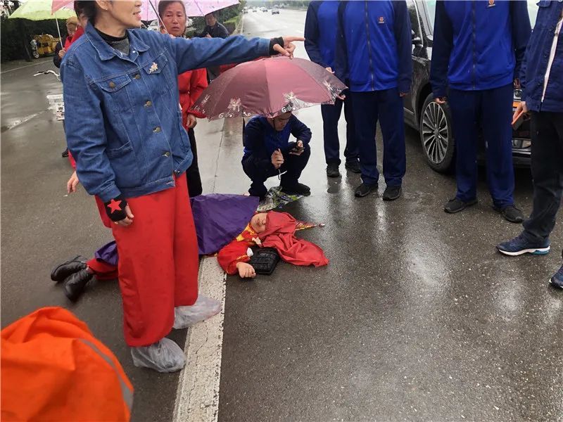 比赛中突发降雨，场地湿滑难以控制