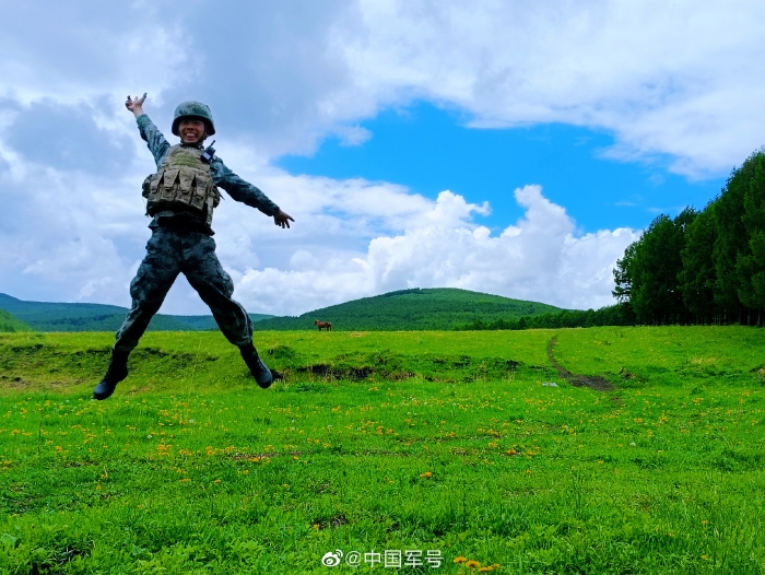 球场拼搏狂风暴雨，球员们斗志昂扬